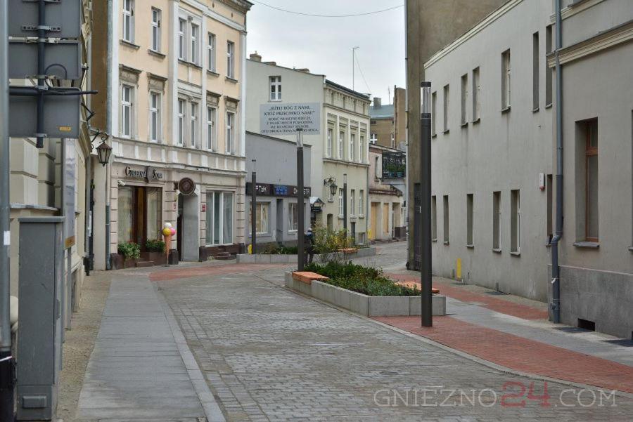 Rezydencja Marzec Gniezno Esterno foto